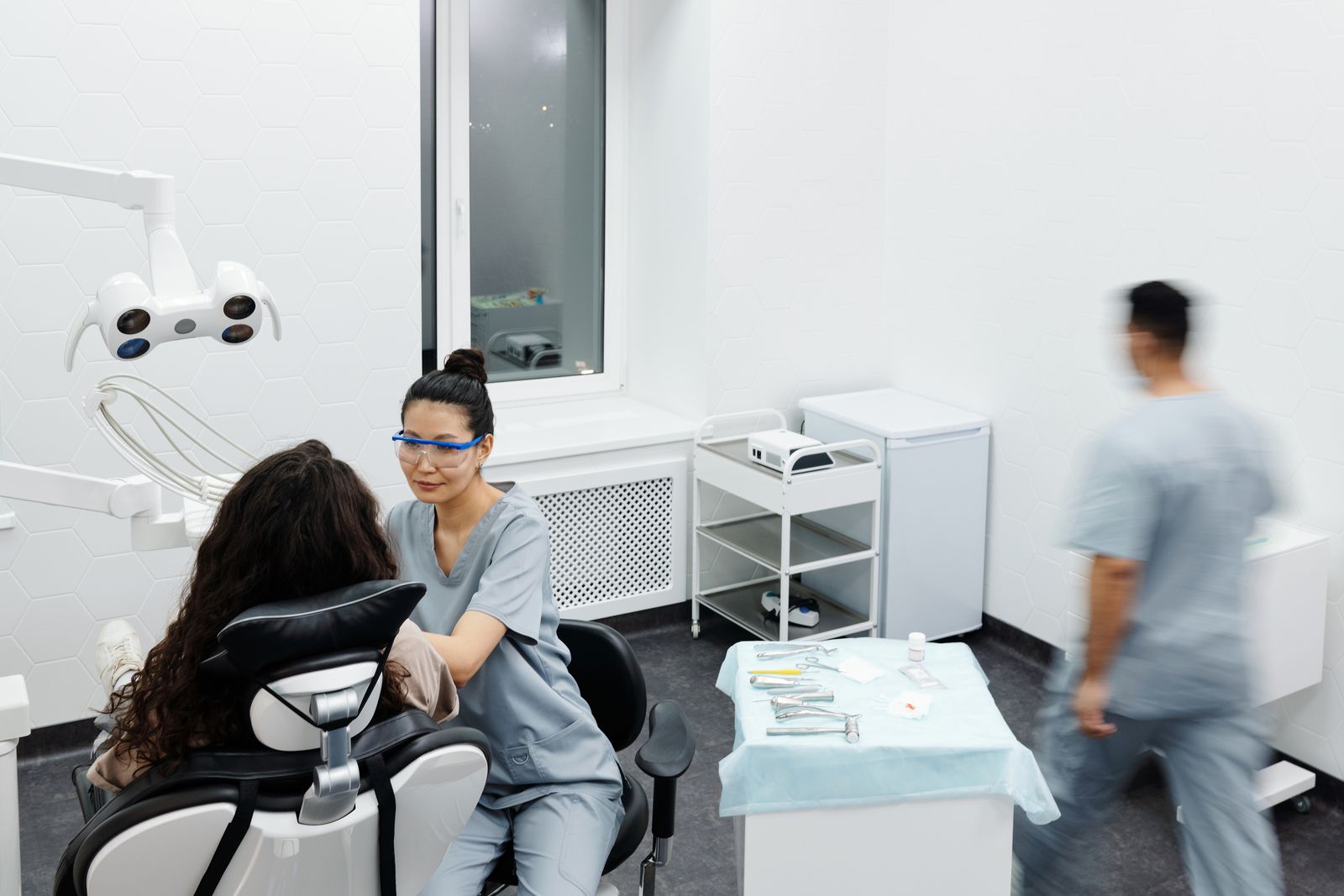 Clínica dental atendiendo a una paciente