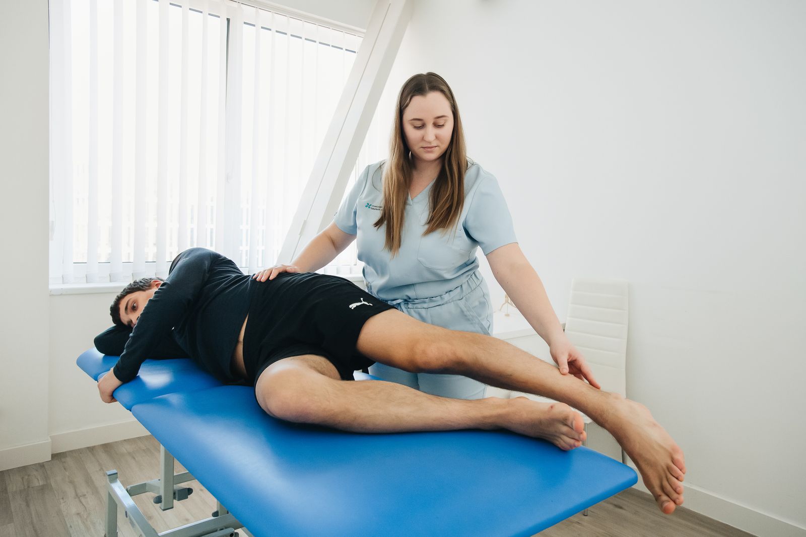 Fisioterapeuta con un paciente