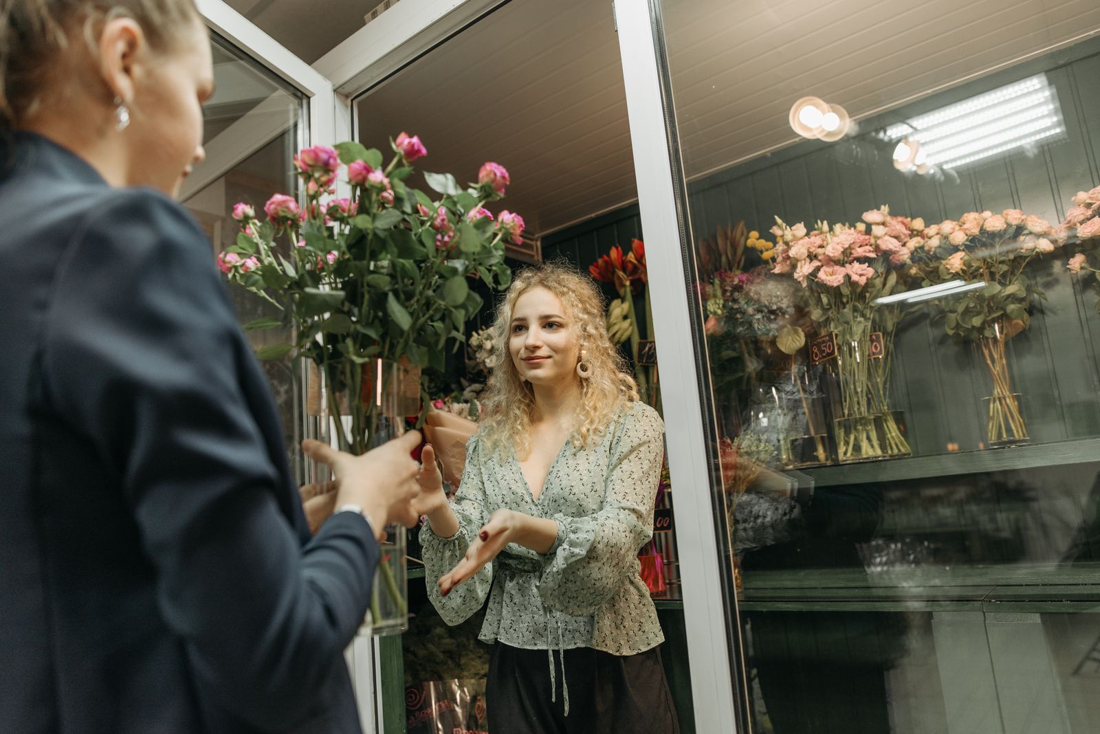 Floristería atendiendo a una clienta